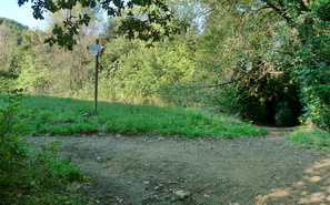 Bivio con indicazioni sentiero