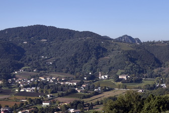 Monte Solone con Villa dei Vescovi Villa Vescovi