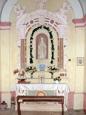 Interno della chiesetta